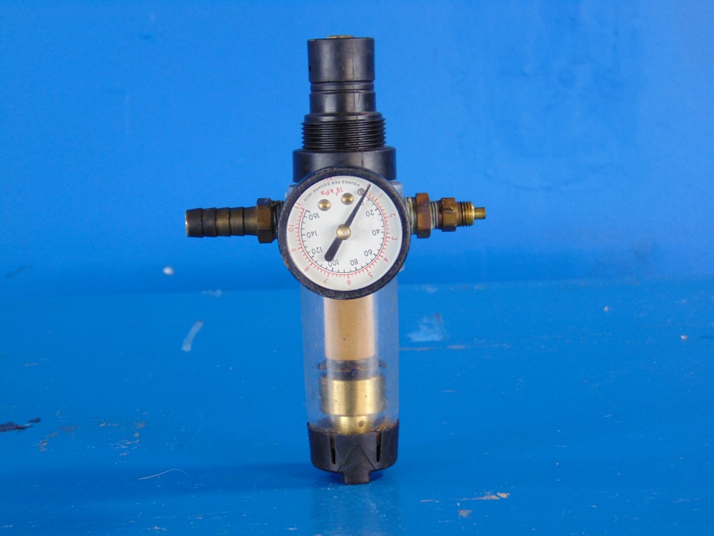 Plug-In Pressure Reducer Compressed Air  with Water Separator