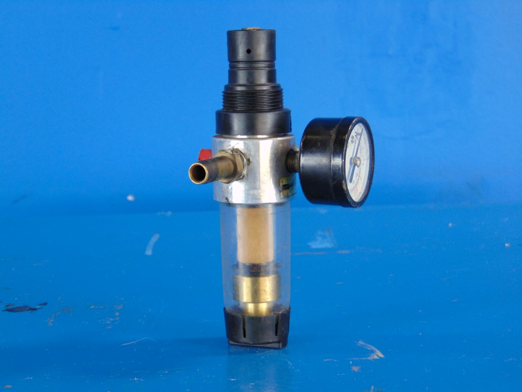 Plug-In Pressure Reducer Compressed Air  with Water Separator