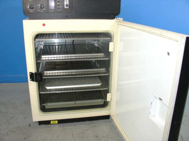 QUEUE 2110 CO2 Incubator w/ manual & Nuaire NU-1558 air pump