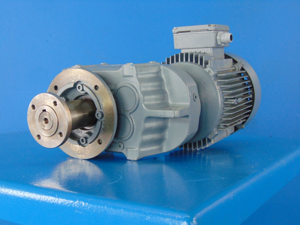 SEW-EURODRIVE GEAR MOTOR  DFT90S4 ENCL  230/400V Motor 1.1Kw 1400Rpm