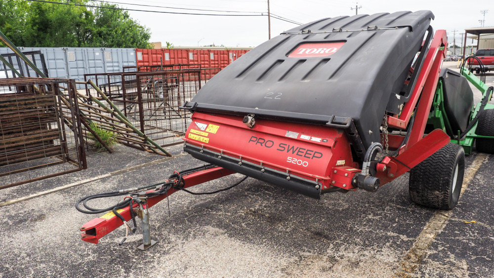 2008 Toro Pro Sweeper 5200 - Model #07065 - High-Performance Industrial Turf Sweeper