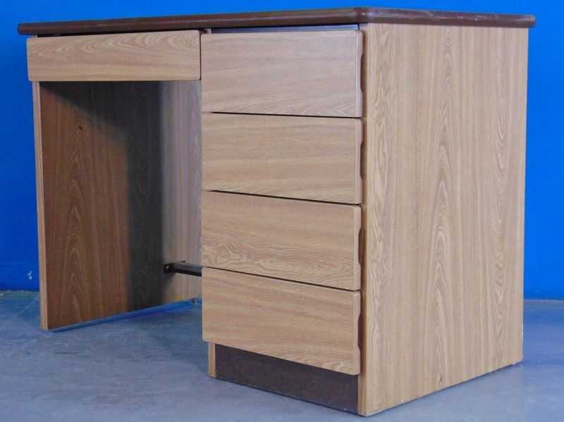 Dorm Desk Very Robust with Metal Drawers & Front Rest