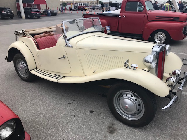 1953 MG T-Series Convertible - Classic Car with Suitcase Attachments - Needs Fuel Pump