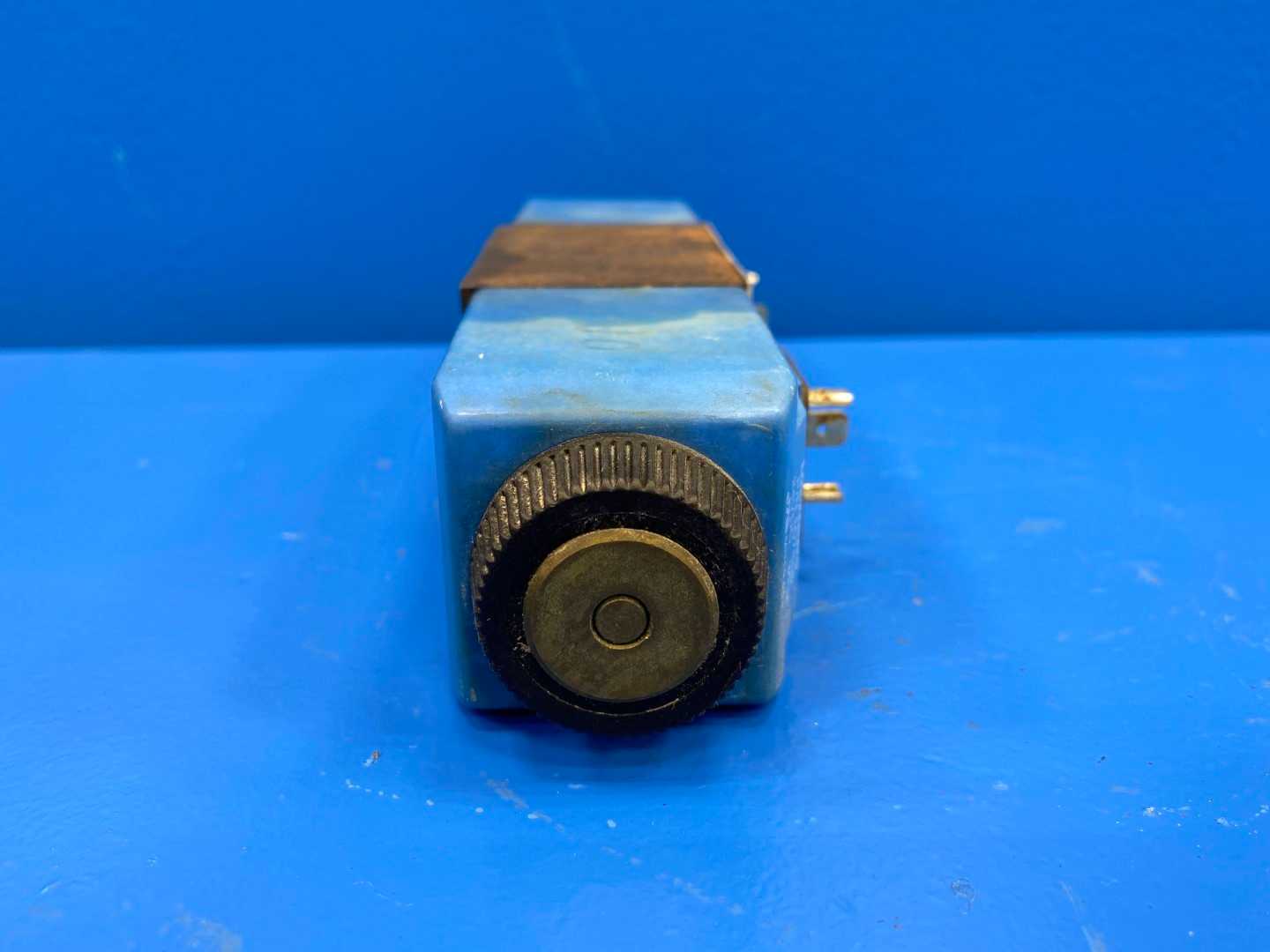 Vickers DG4V-3-2N-M-U-H7-60 Solenoid Valve