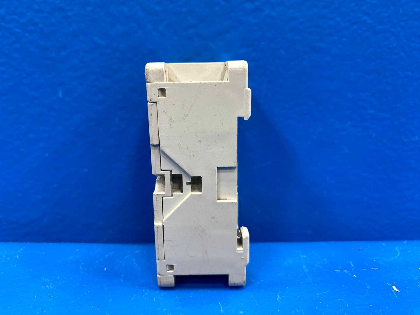 Allen-Bradley 700-HN100 8-Pin Tube Base Socket, Screw Terminals