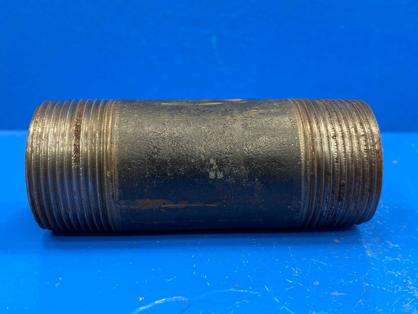 1-1/4" x 4" Schedule 40 Black Steel Welded Pipe Nipple (Made in USA) (4666464)