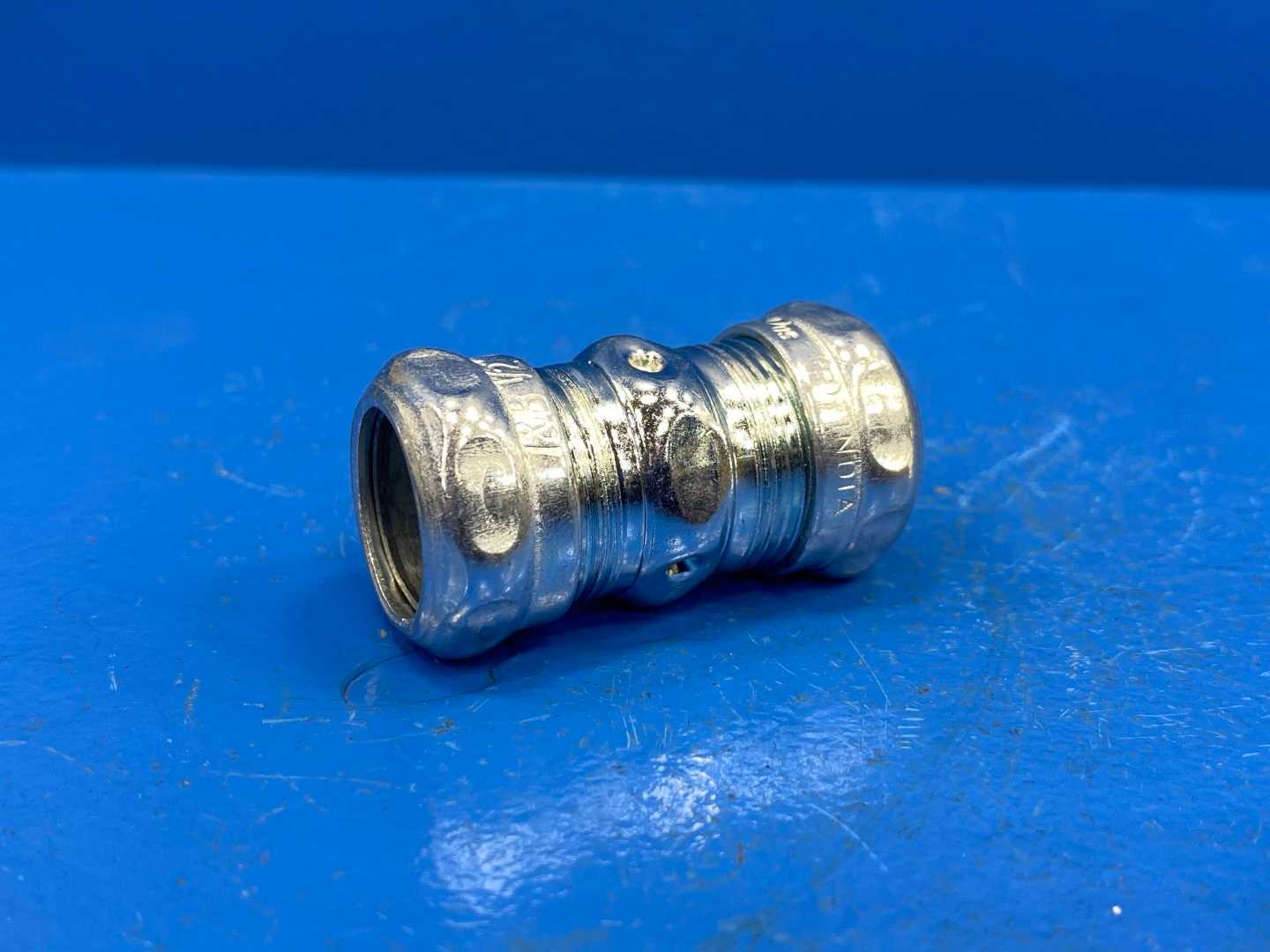 1/2" Thomas & Betts Compression Coupling (TK111A) US.RS-ONLINE) (box of 50)