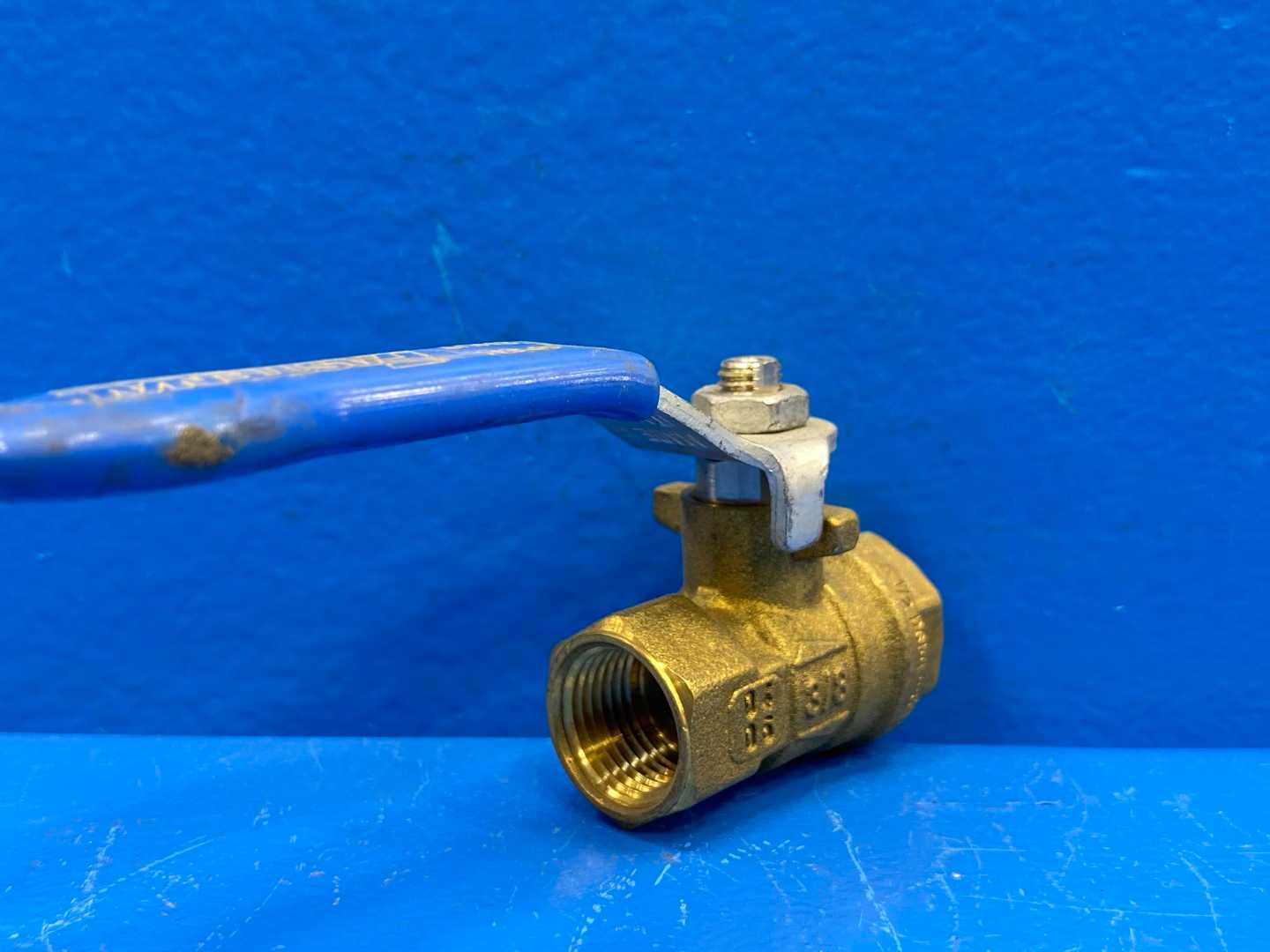 3/8" F-NPTxF-NPT Brass Ball Valve w/ Lockable Lever Handle (0427118)