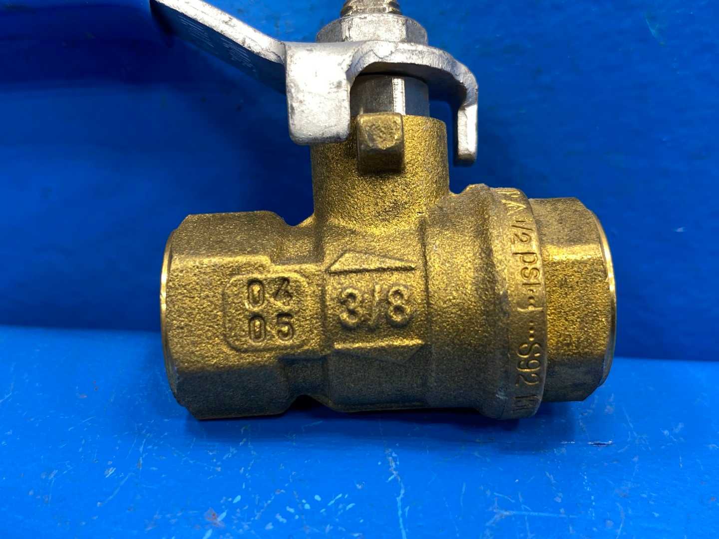 3/8" F-NPTxF-NPT Brass Ball Valve w/ Lockable Lever Handle (0427118)