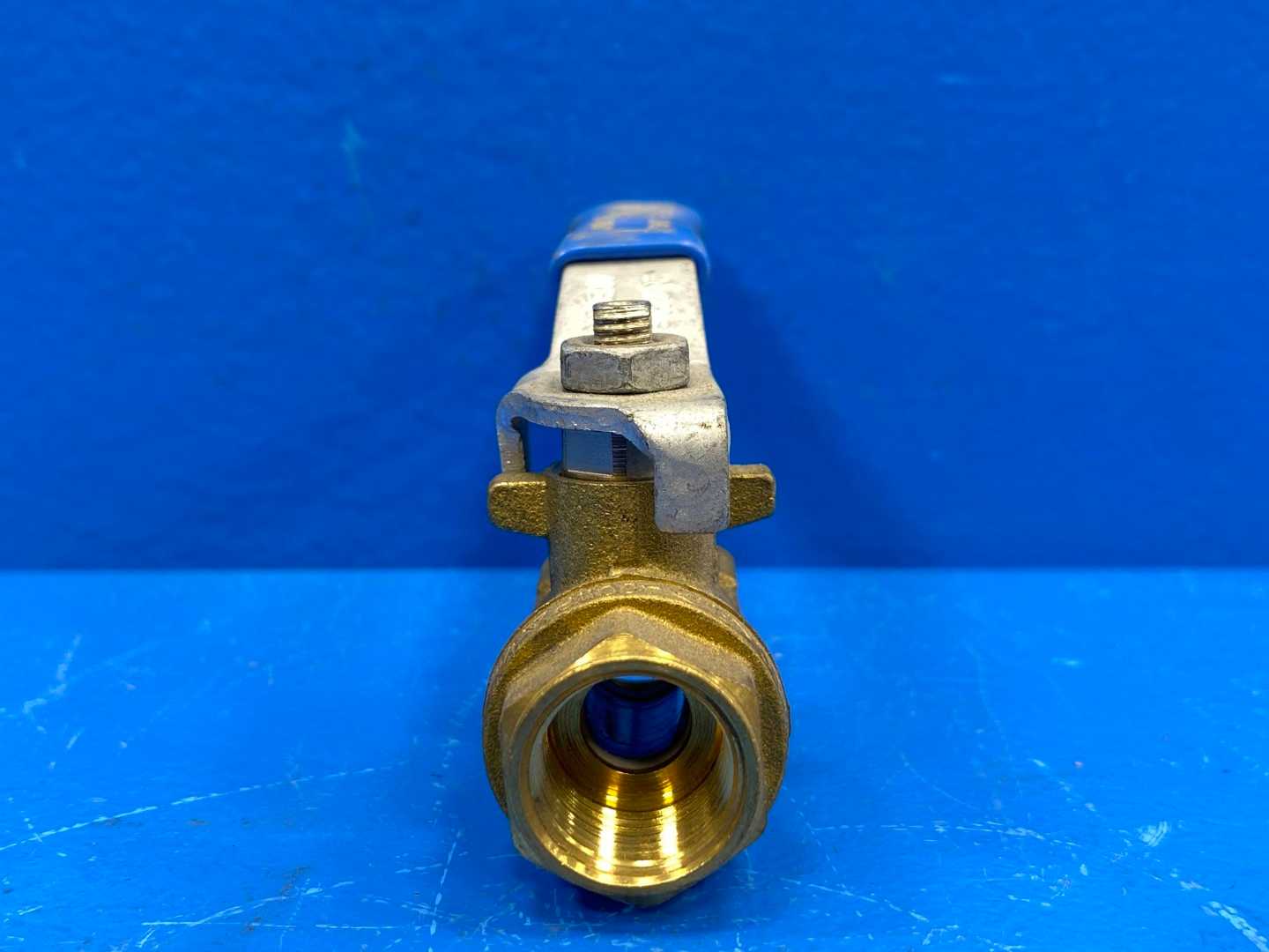 3/8" F-NPTxF-NPT Brass Ball Valve w/ Lockable Lever Handle (0427118)