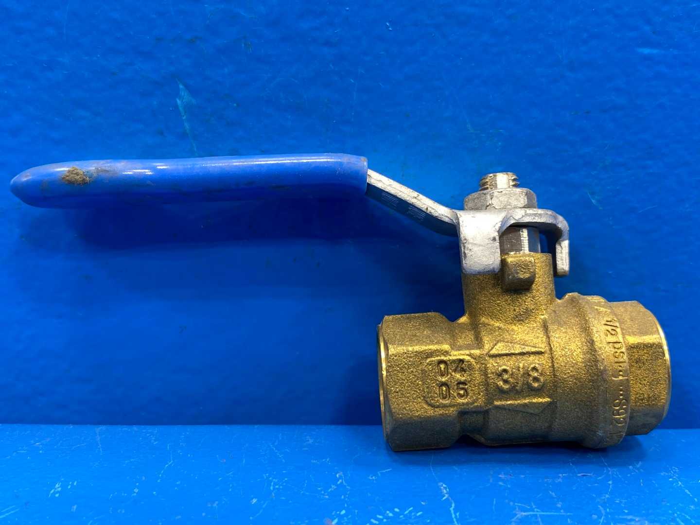 3/8" F-NPTxF-NPT Brass Ball Valve w/ Lockable Lever Handle (0427118)