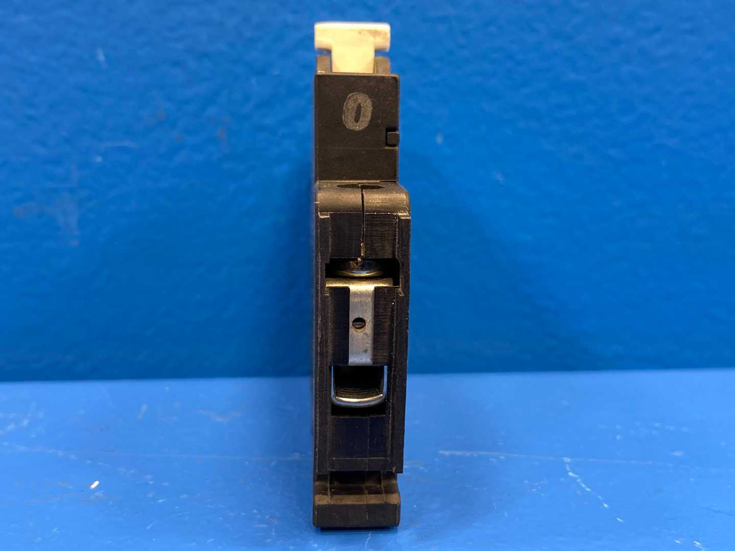 CBI QY-N10-1(13) 8A 1 Pole Circuit Breaker