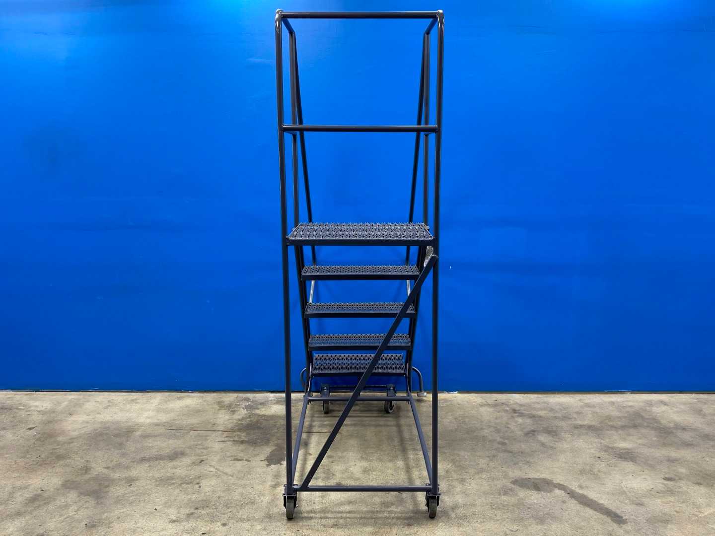 Tri-arc Step Ladder (Leg bent, but easily fixable) 800LB Capacity
