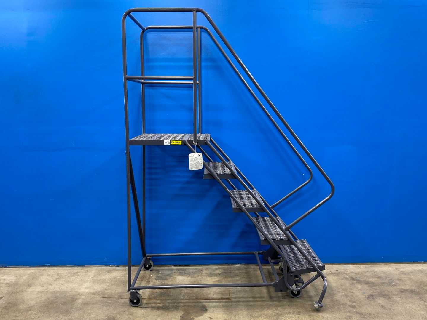 Tri-arc Step Ladder (Leg bent, but easily fixable) 800LB Capacity