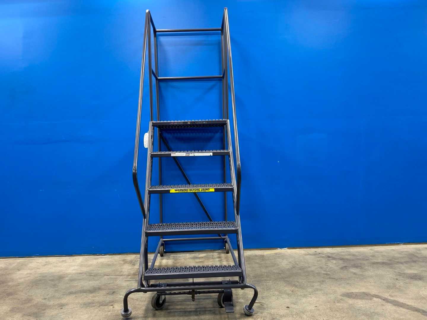 Tri-arc Step Ladder (Leg bent, but easily fixable) 800LB Capacity