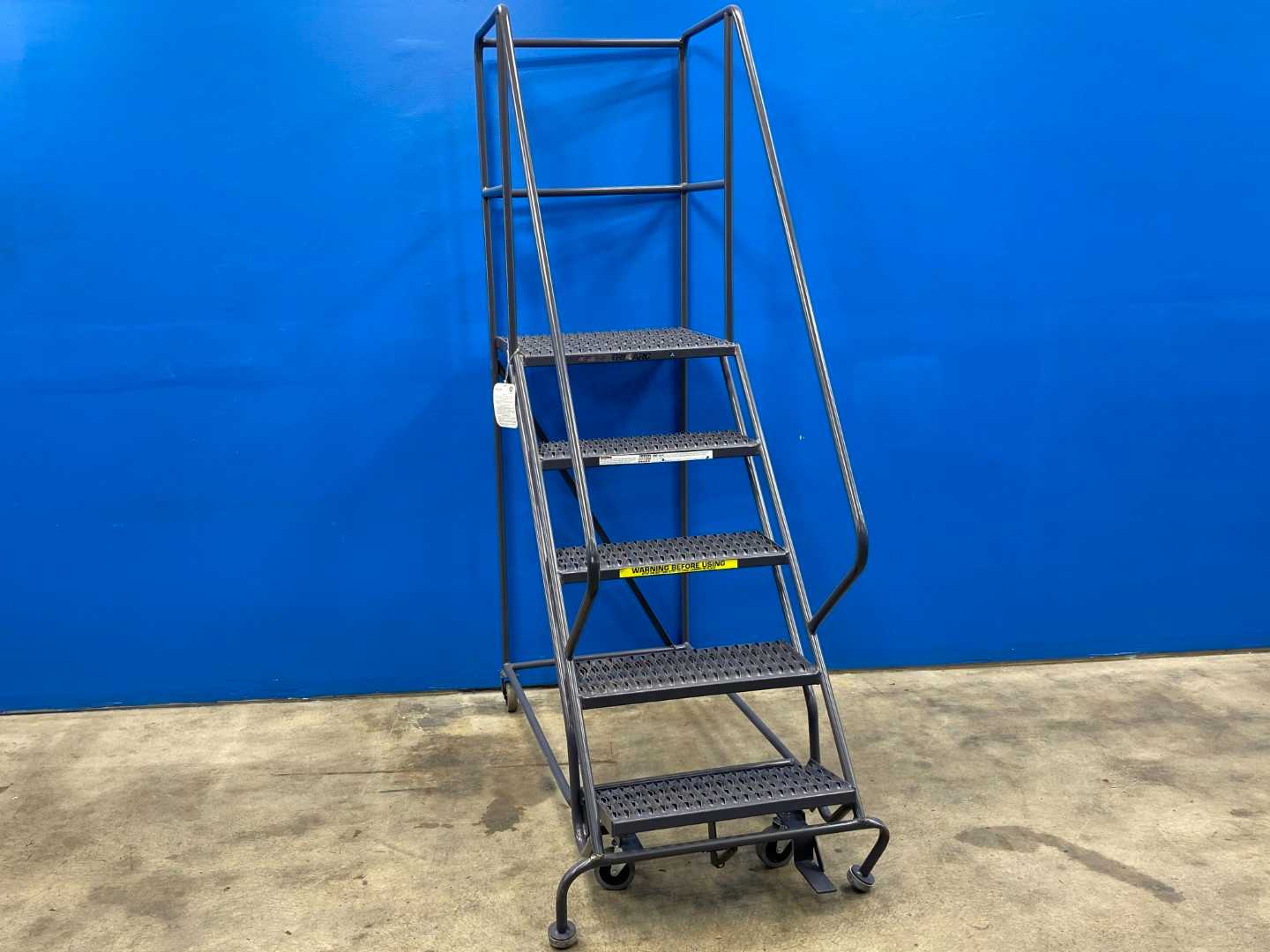 Tri-arc Step Ladder (Leg bent, but easily fixable) 800LB Capacity