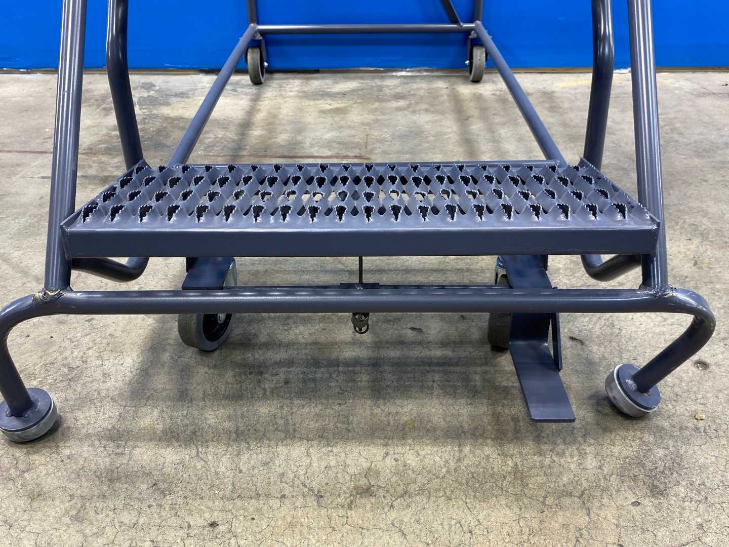 Tri-arc Step Ladder (Leg bent, but easily fixable) 800LB Capacity