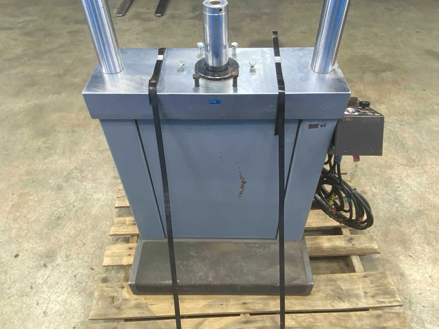 MTS 312.21 10 Metric ton hydraulic pressure tester