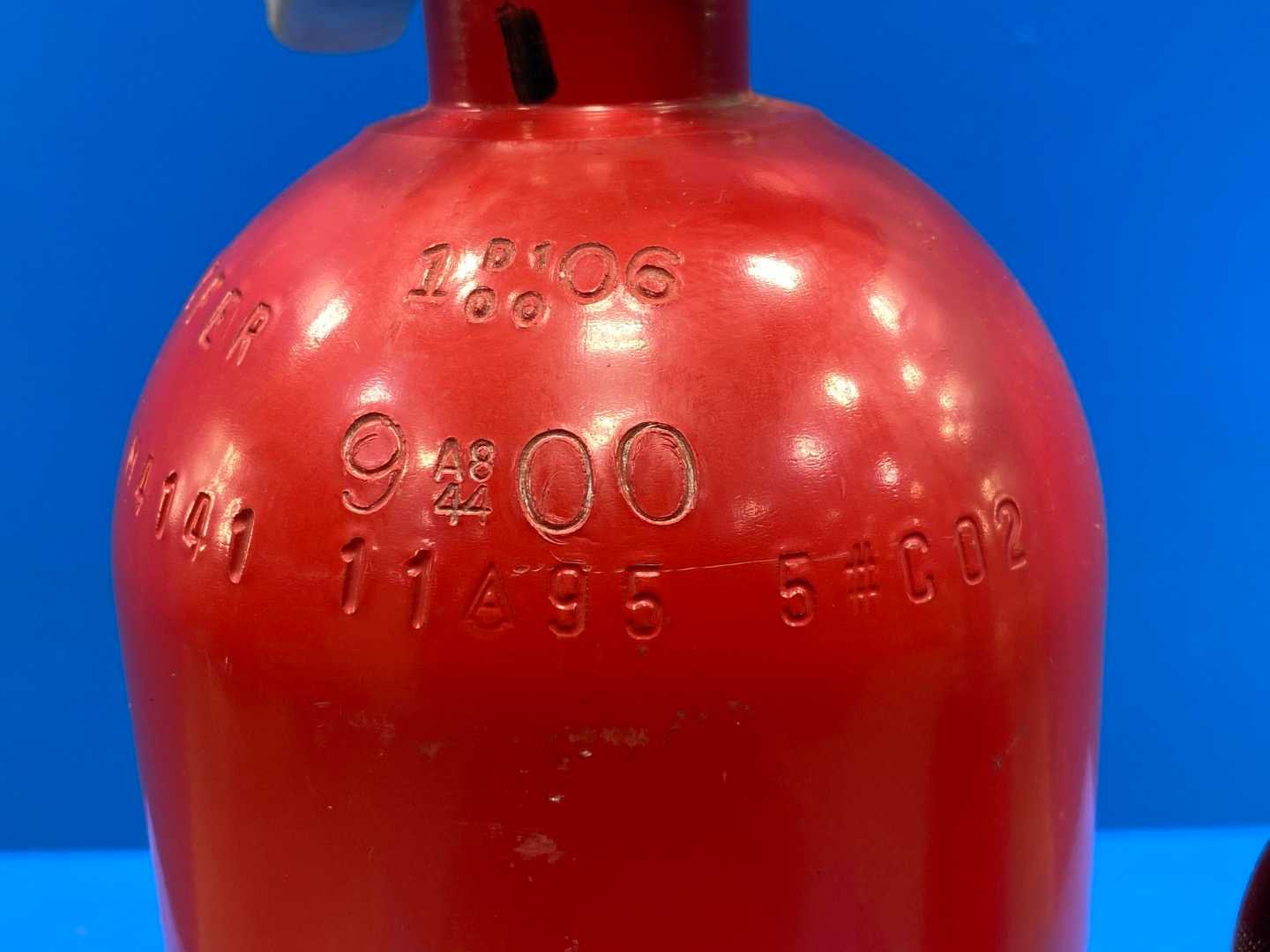 WALTER KIDDE Model Pro 5 BC 5 LB Fire Extinguisher