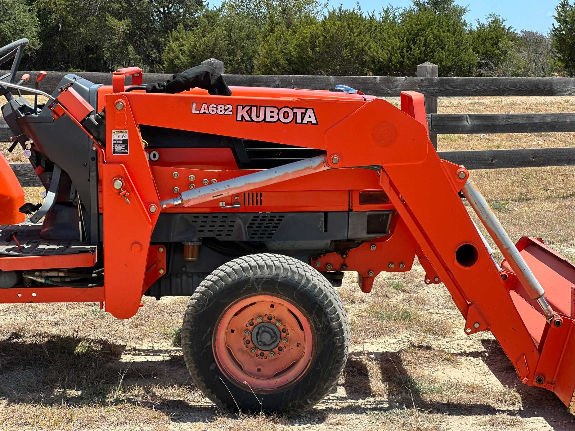 Kubota L4310E Tractor w/ bucket LA682 - 455 hours