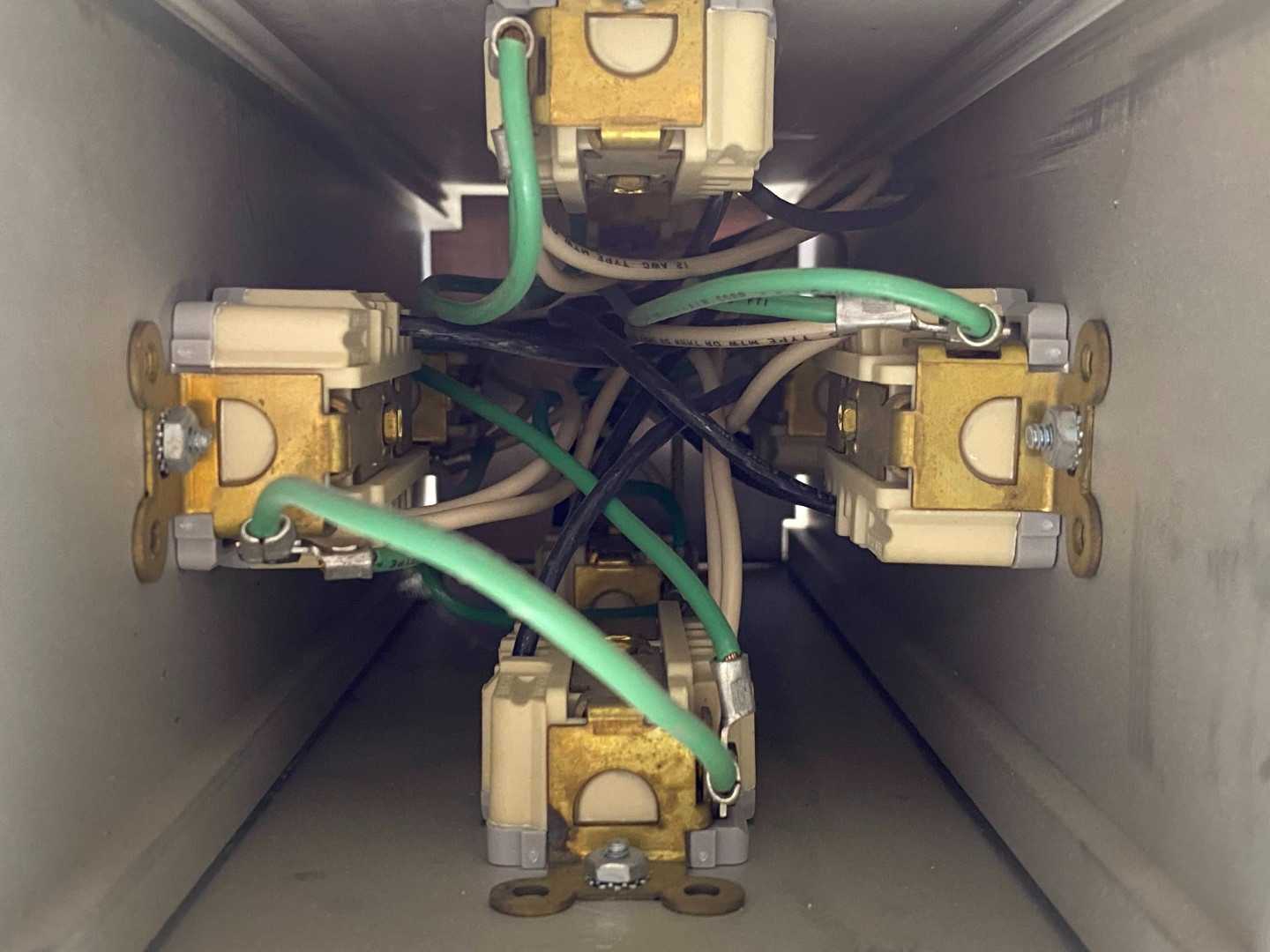 10.5' ALUMINUM Power & Data Distribution Pole Drop Down Cable Race 