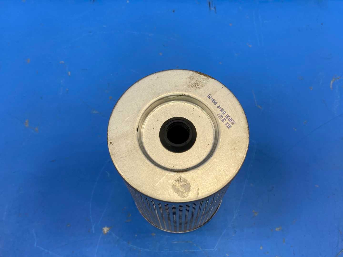 CarQuest Premium Oil Filter 88537 - High-Efficiency Filtration for Automotive Engines