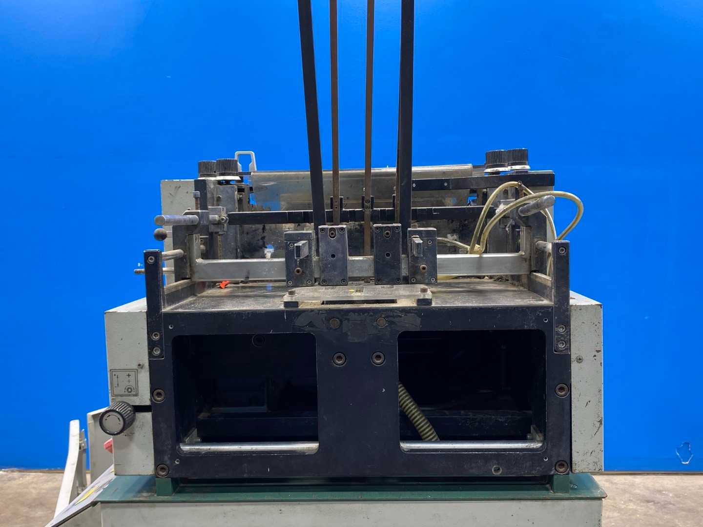 Metronic UV-Trackner w/ VSK-S400 and Instron Model 1000 – Precision UV Tracking System
