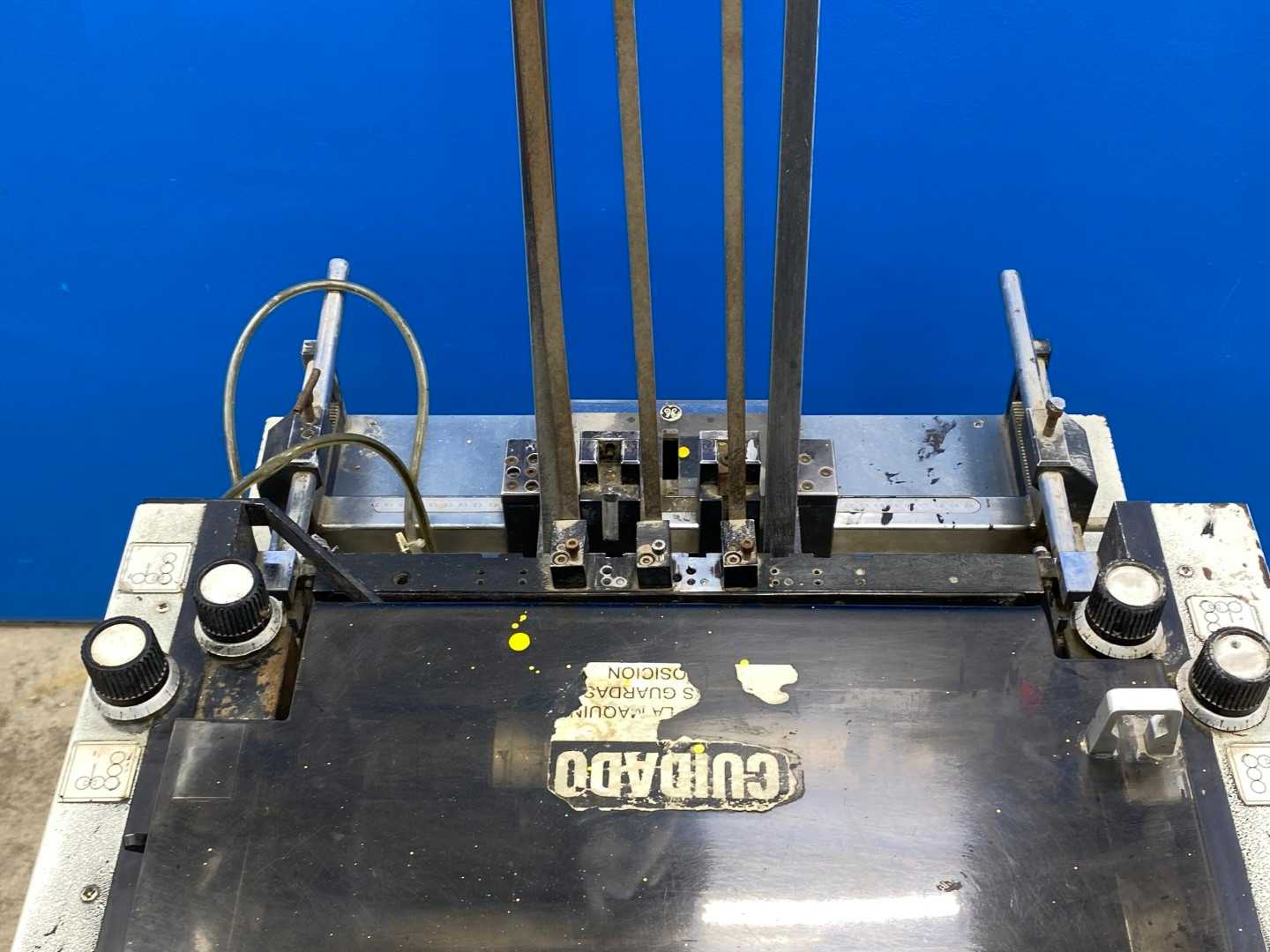 Metronic UV-Trackner w/ VSK-S400 and Instron Model 1000 – Precision UV Tracking System
