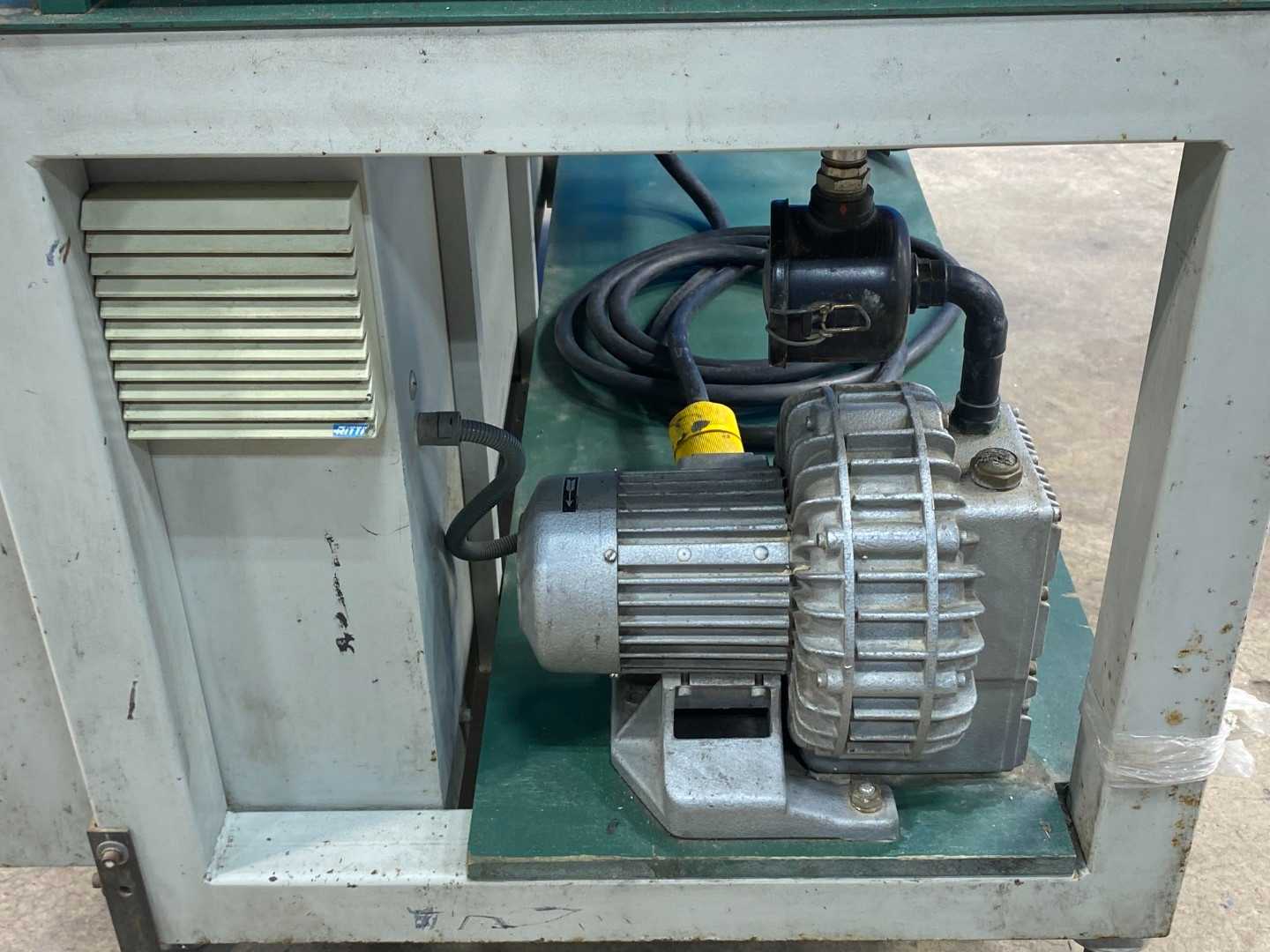 Metronic UV-Trackner w/ VSK-S400 and Instron Model 1000 – Precision UV Tracking System