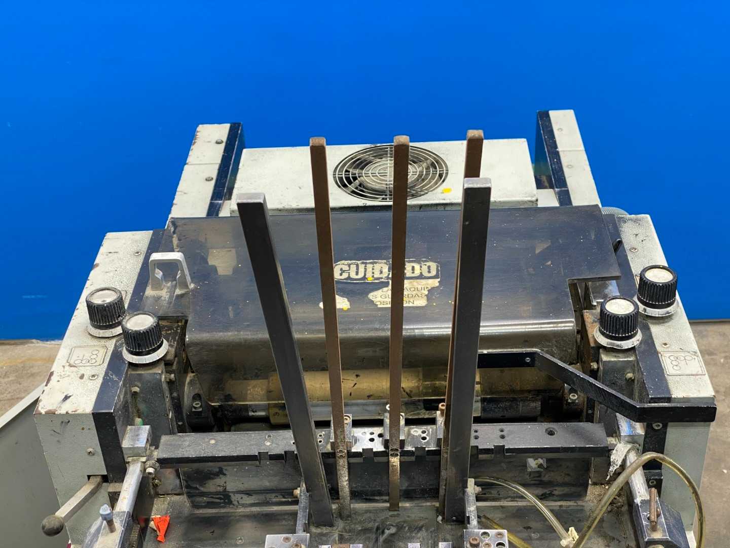 Metronic UV-Trackner w/ VSK-S400 and Instron Model 1000 – Precision UV Tracking System
