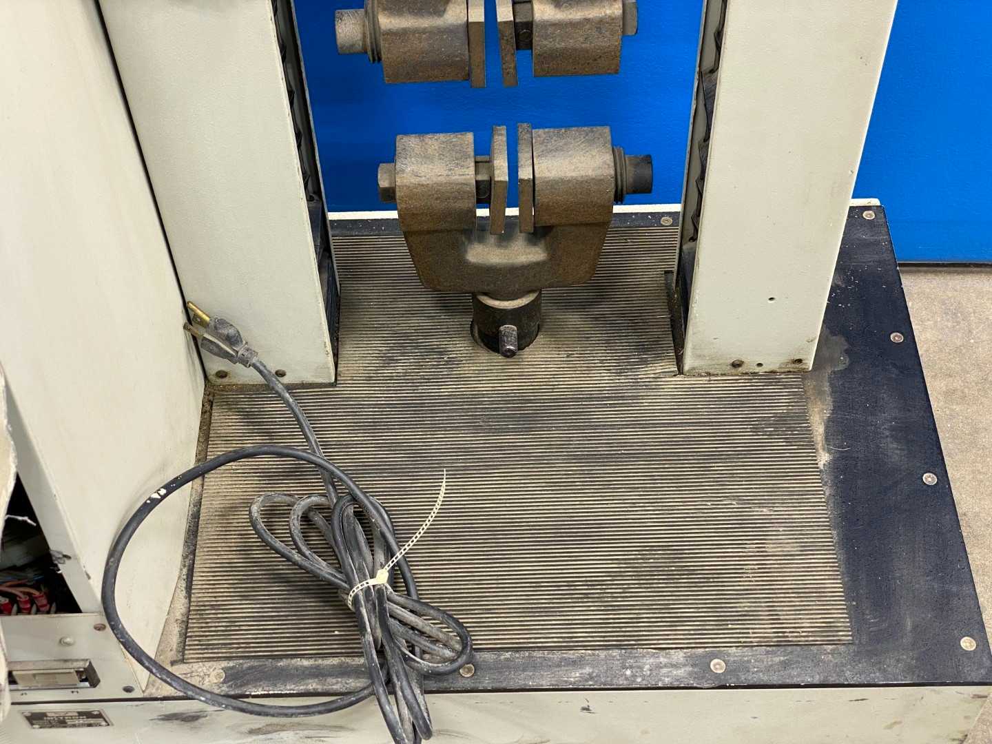 Metronic UV-Trackner w/ VSK-S400 and Instron Model 1000 – Precision UV Tracking System