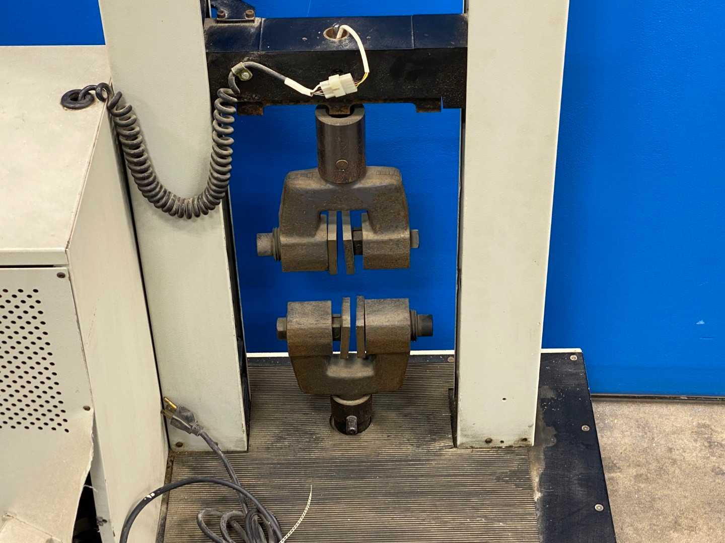 Metronic UV-Trackner w/ VSK-S400 and Instron Model 1000 – Precision UV Tracking System