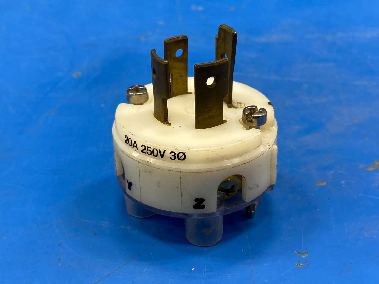  HUBBELL L1520P 4-Pronged Connector 20A 250V