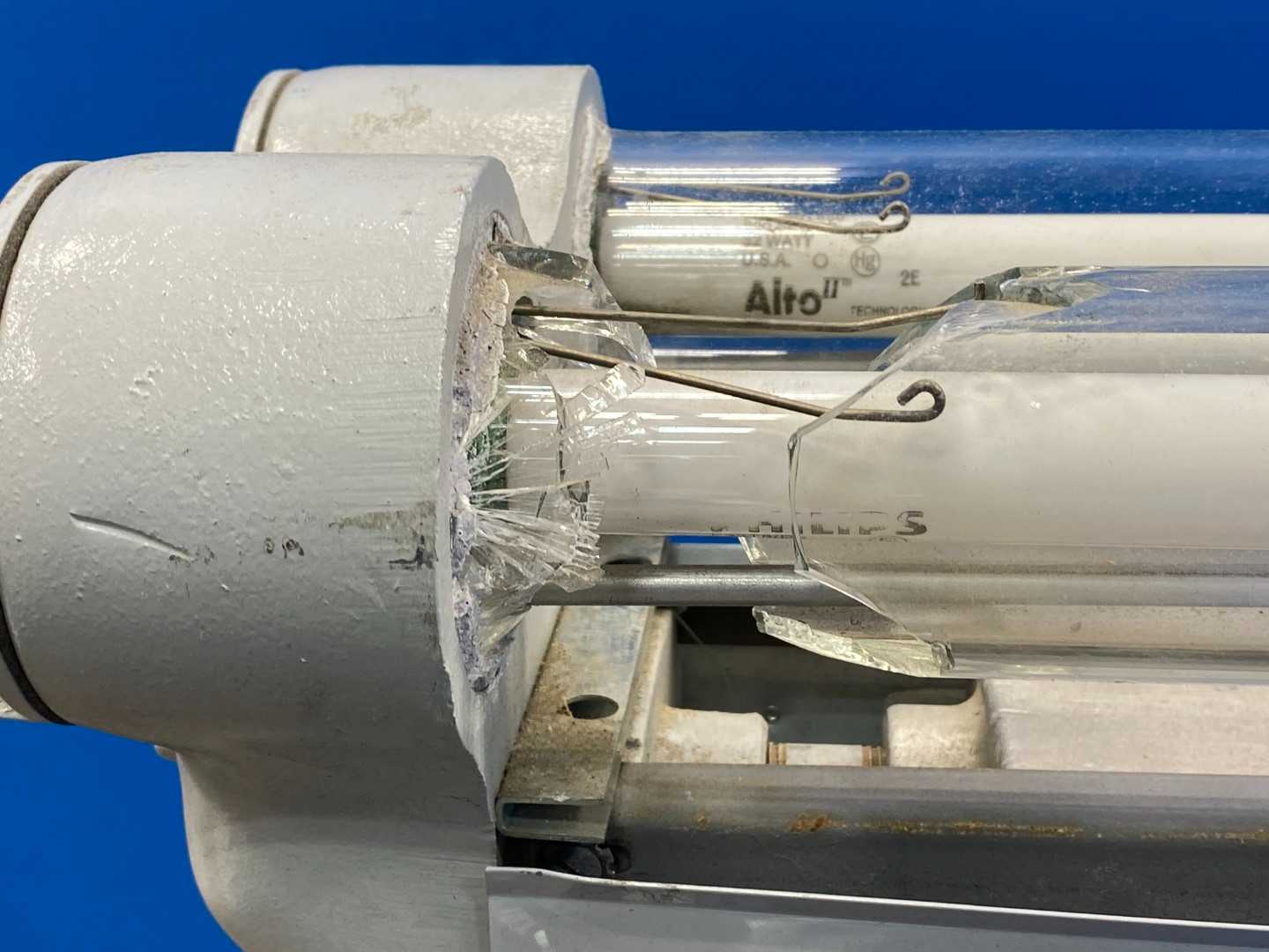 APPLETON ARS240-118 Explosion Proof Commercial Light Fixture (Broken Glass)