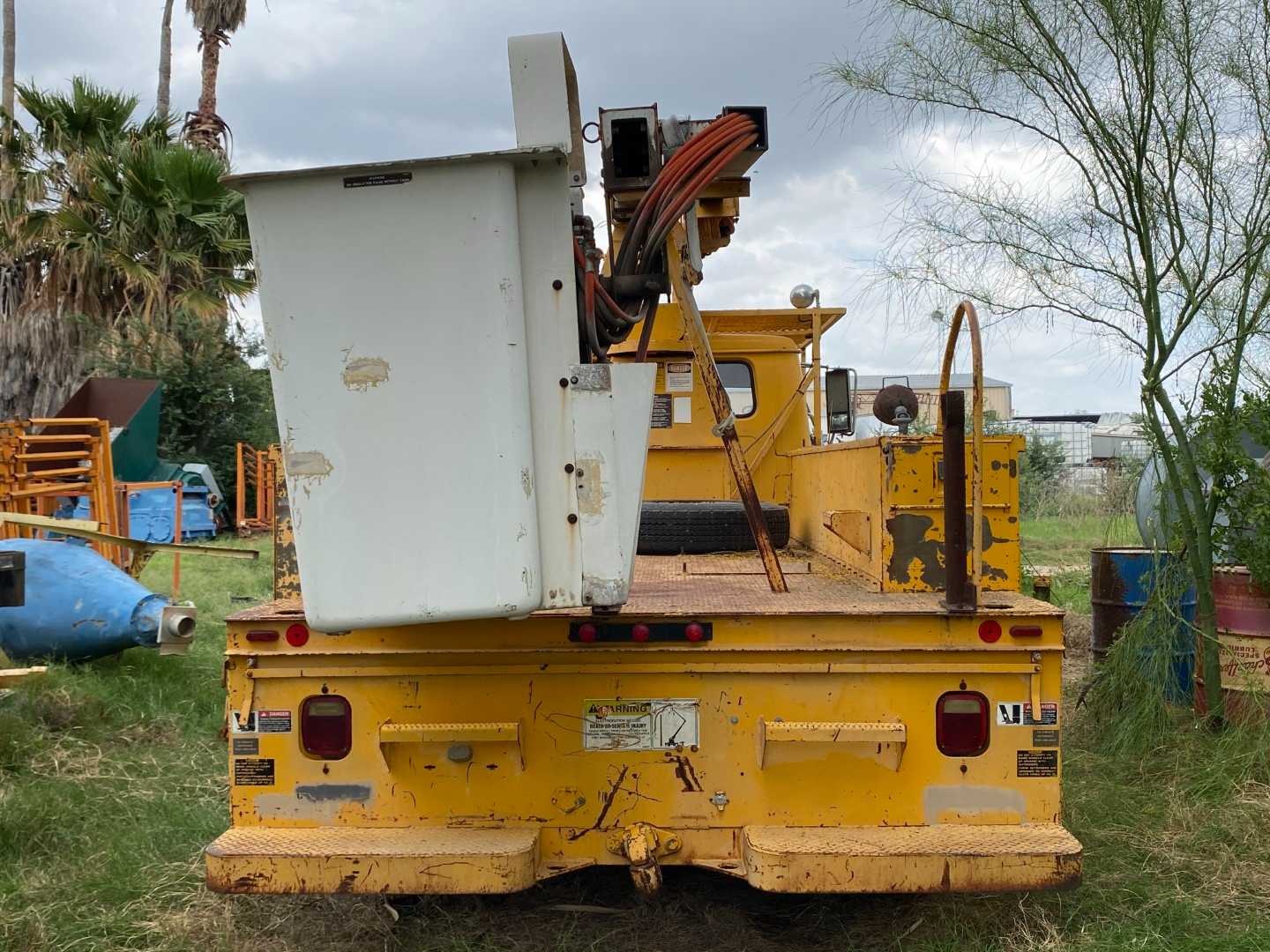 International Reachall 1754 Bucket Truck - Heavy-Duty Aerial Work Platform