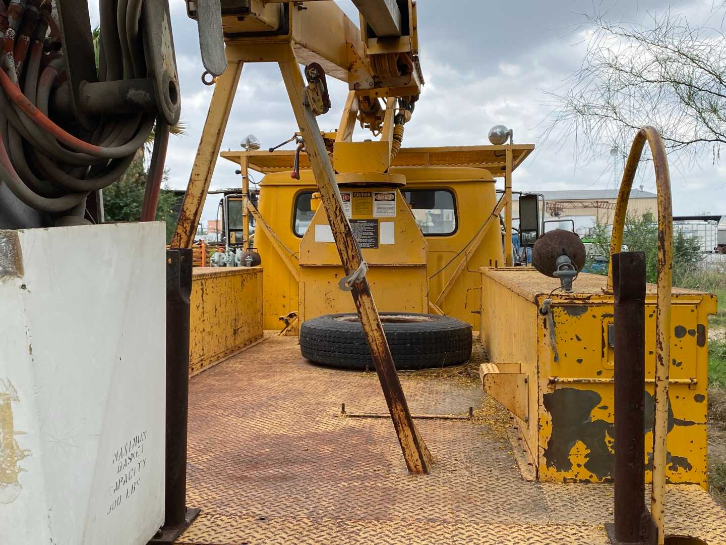 International Reachall 1754 Bucket Truck - Heavy-Duty Aerial Work Platform