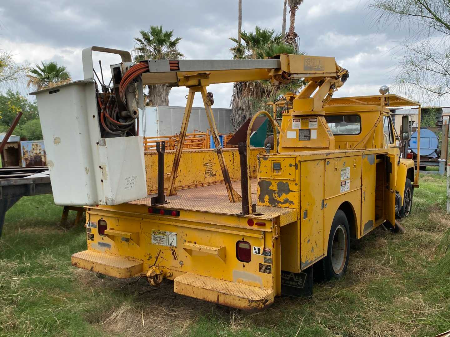 International Reachall 1754 Bucket Truck - Heavy-Duty Aerial Work Platform