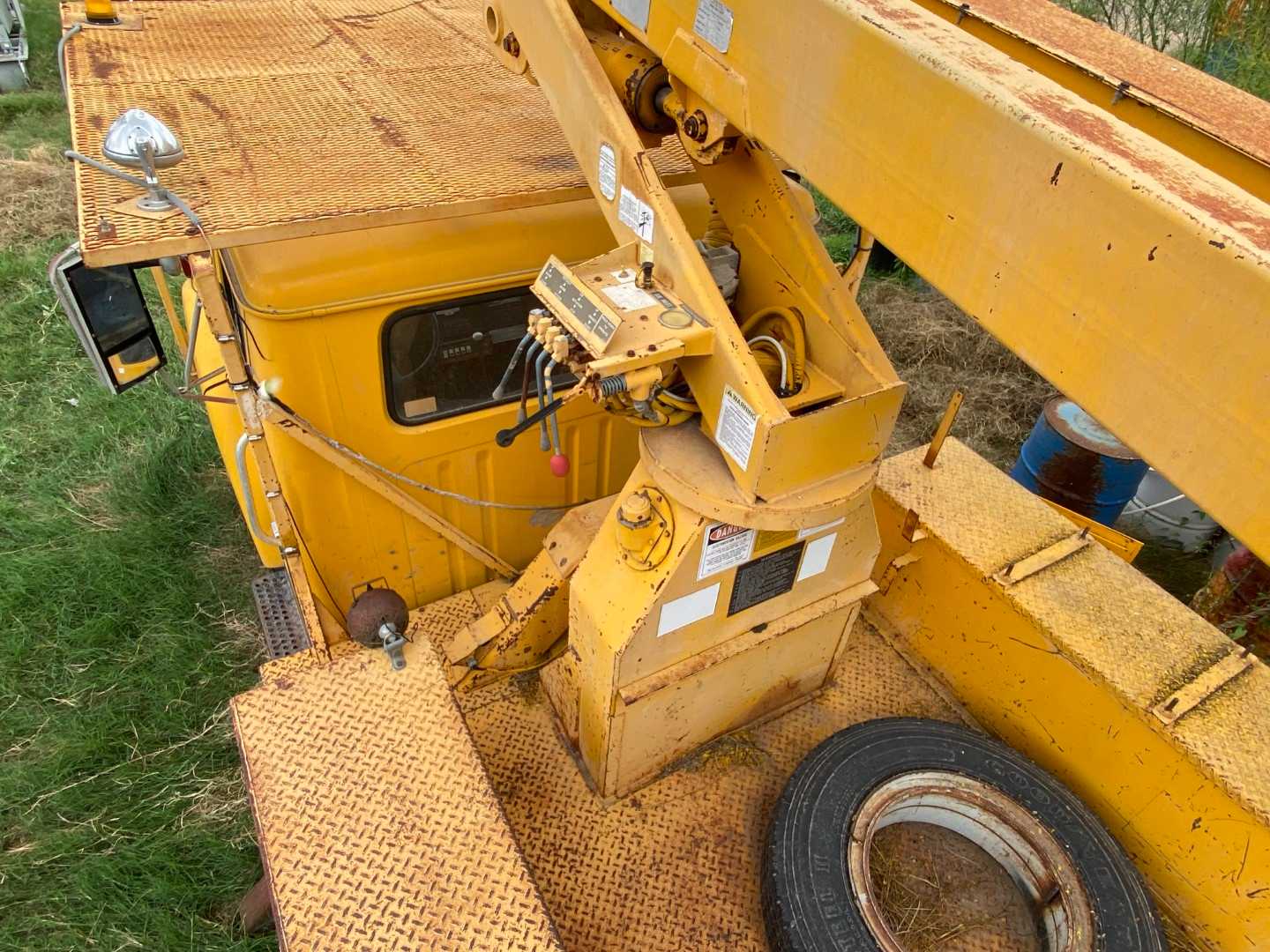 International Reachall 1754 Bucket Truck - Heavy-Duty Aerial Work Platform