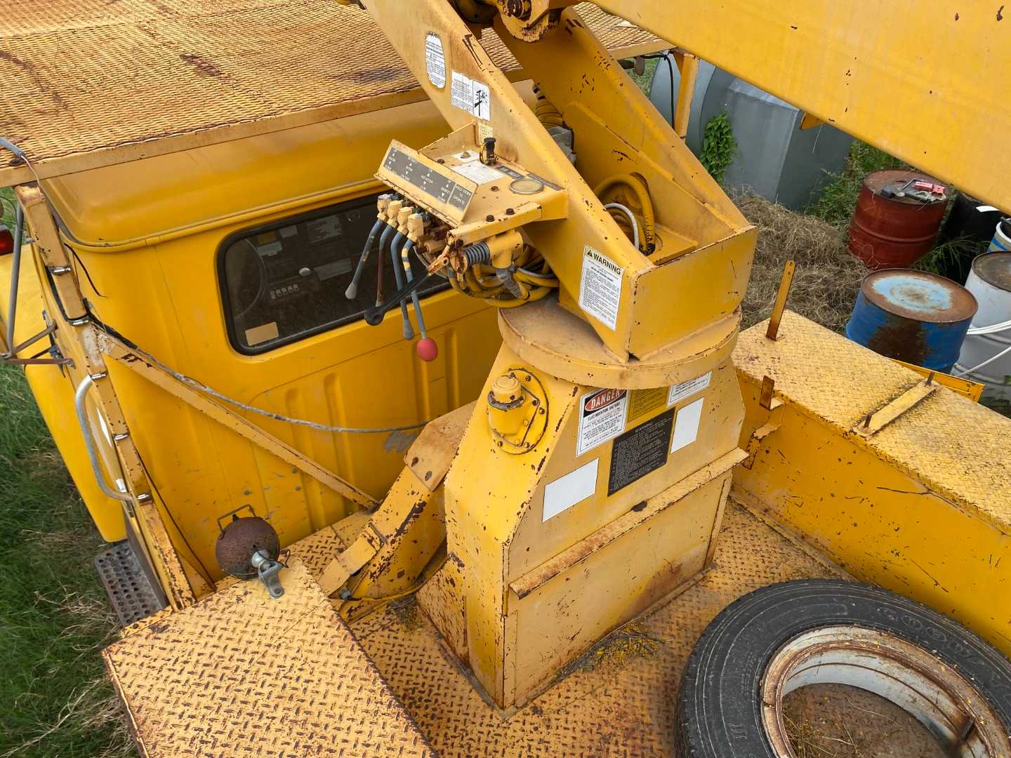 International Reachall 1754 Bucket Truck - Heavy-Duty Aerial Work Platform