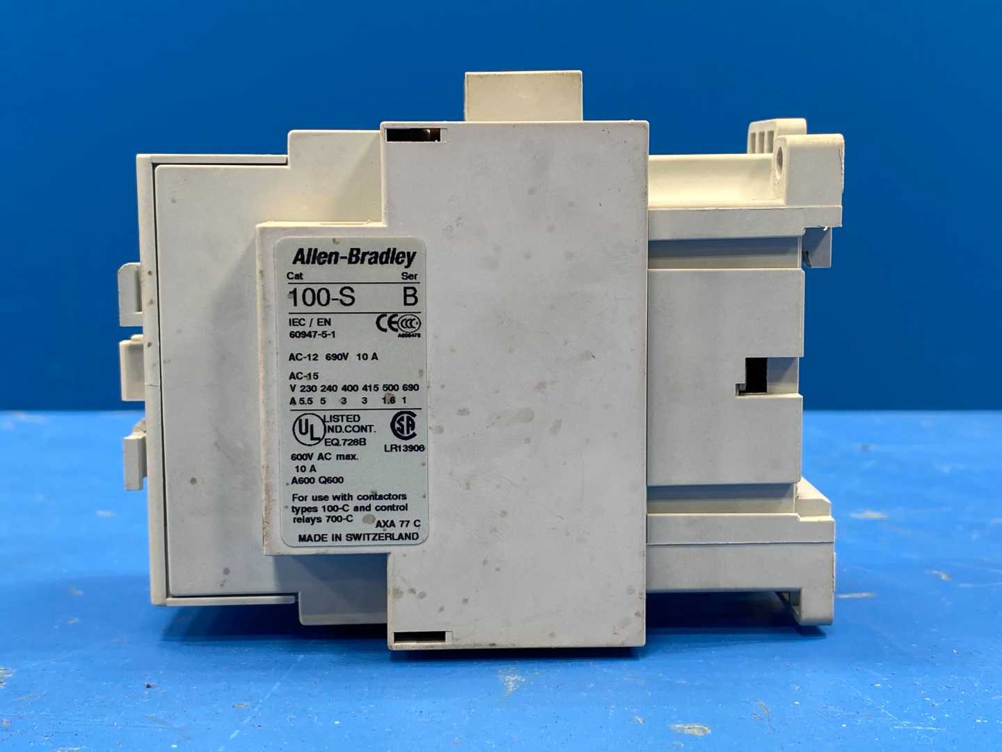  Allen-Bradley 100-C30*00 CONTACTOR W/100-S SER B AUXILIARY CONTACT