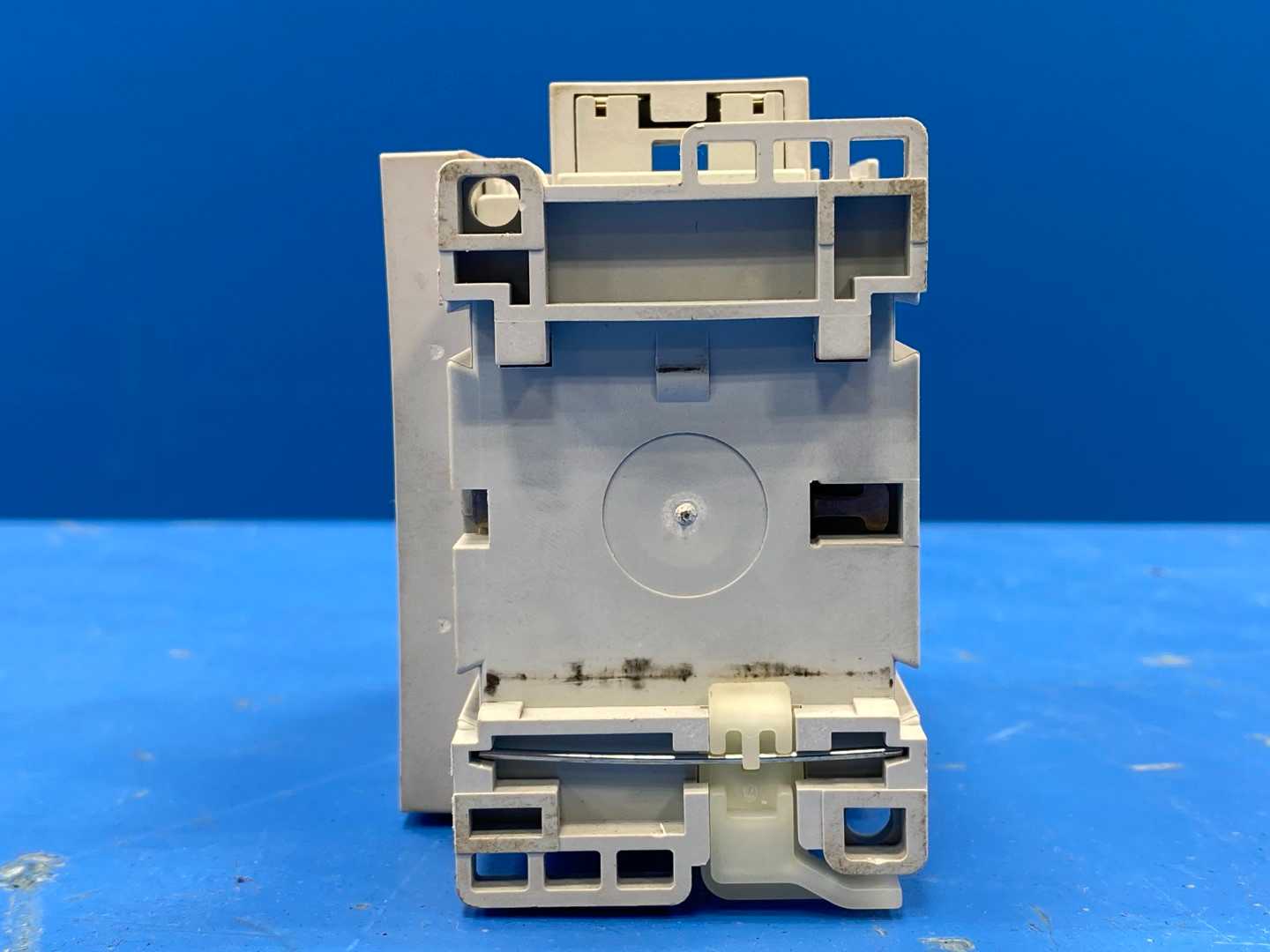  Allen-Bradley 100-C30*00 CONTACTOR W/100-S SER B AUXILIARY CONTACT