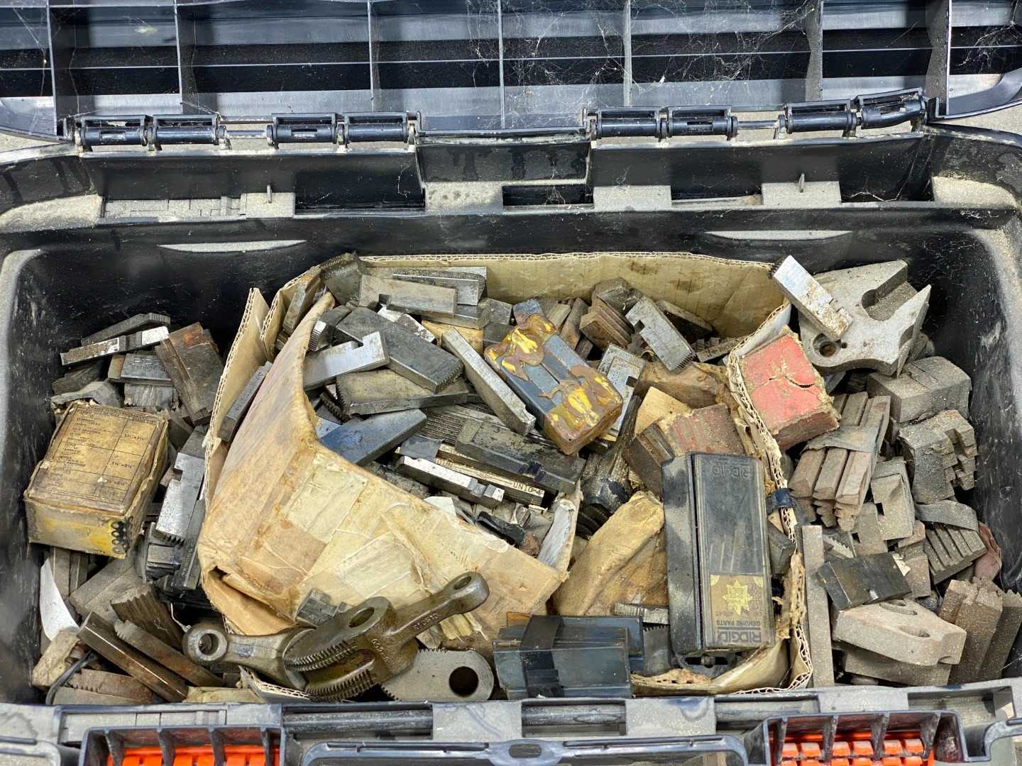 Ridgid 802 Pipe Threader Machine w/ Hundreds of Dies – Heavy-Duty Pipe Threading Solution