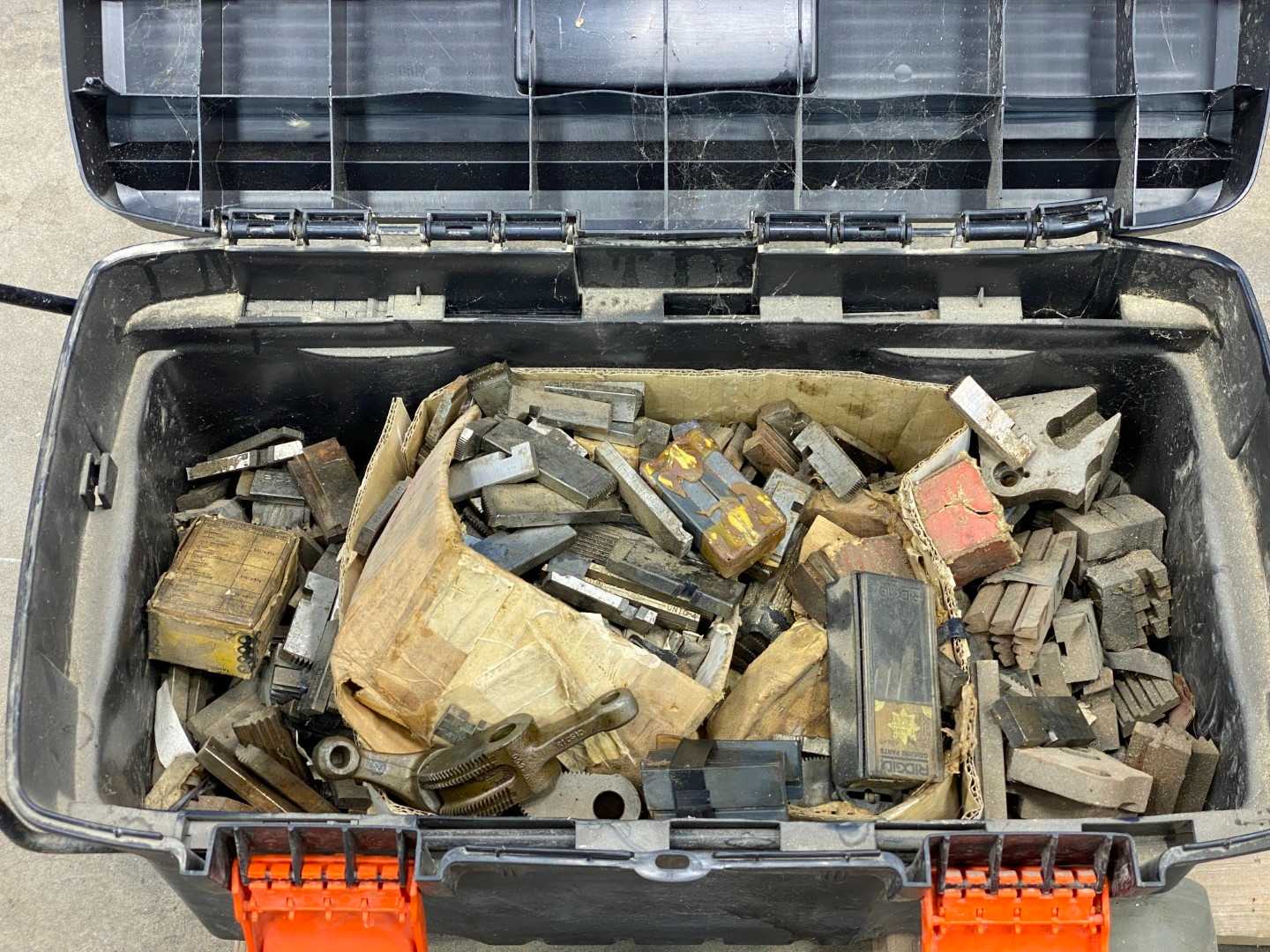 Ridgid 802 Pipe Threader Machine w/ Hundreds of Dies – Heavy-Duty Pipe Threading Solution