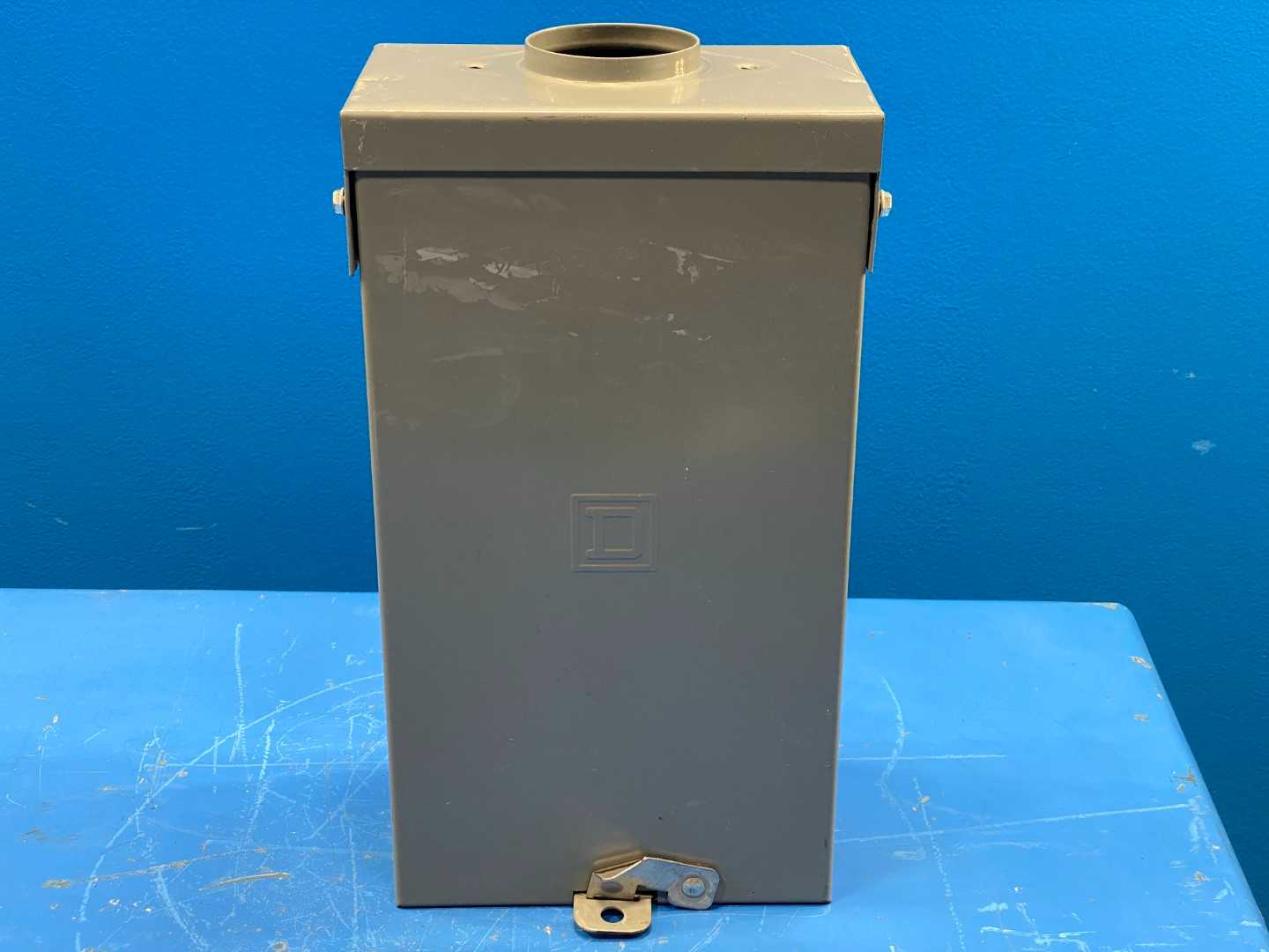 Square D Circuit Breaker Enclosure Q02100NRB Series E02 100AMP Breaker