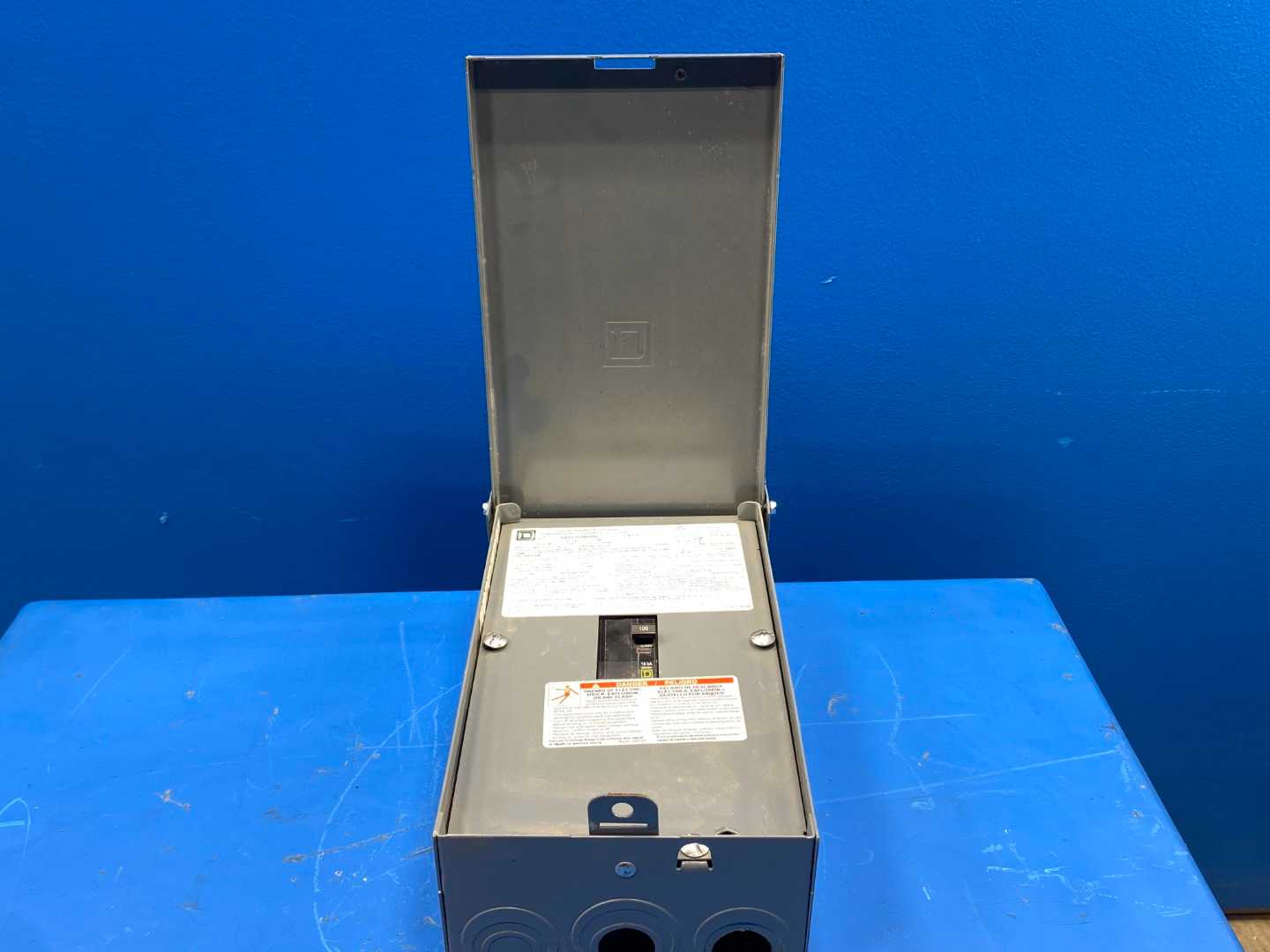 Square D Circuit Breaker Enclosure Q02100NRB Series E02 100AMP Breaker