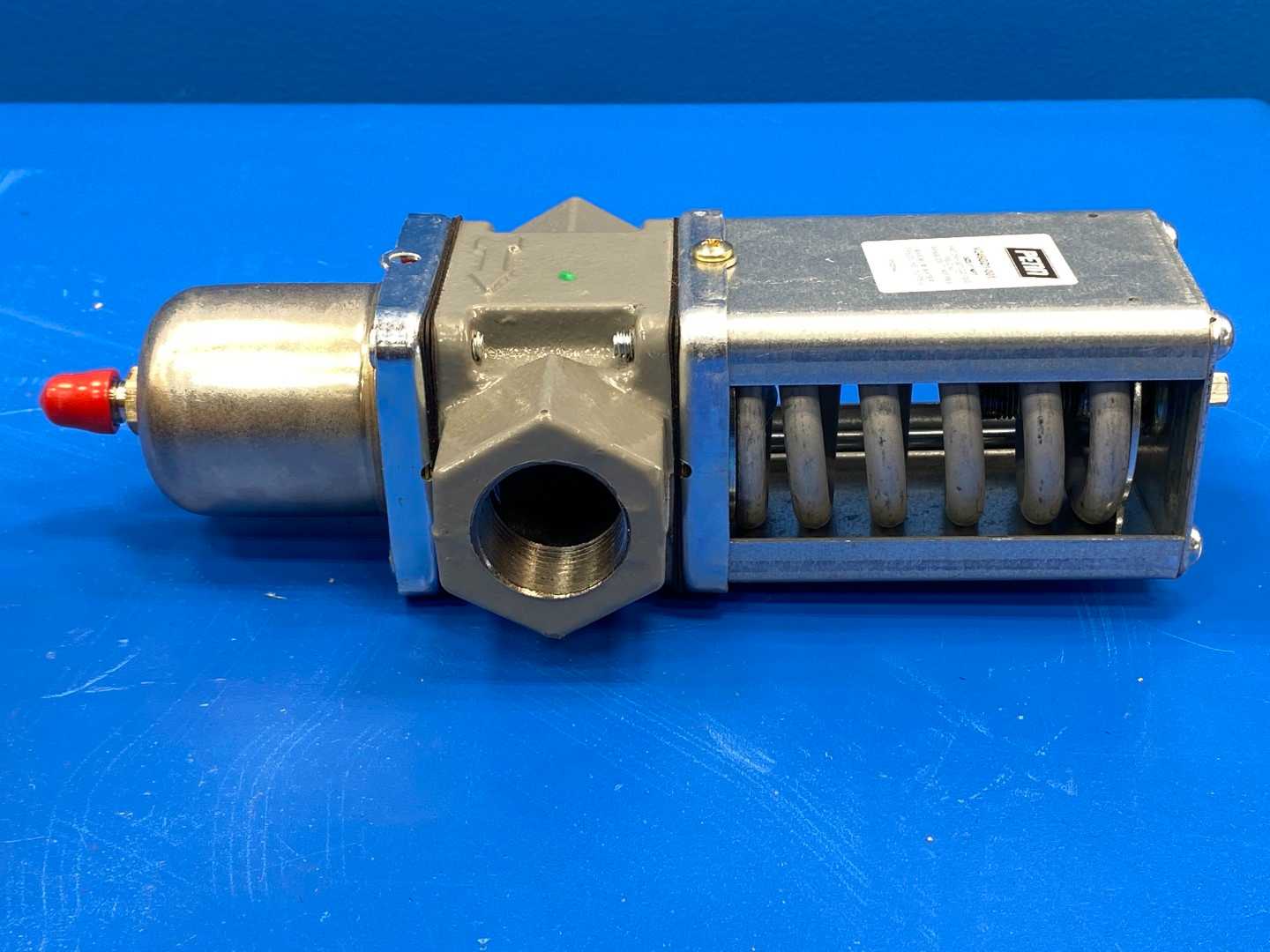 Johnson Controls PENN V246GD1-001C 1" NPT Water Valve, 200-400PSIG, 1/4 SAE Male