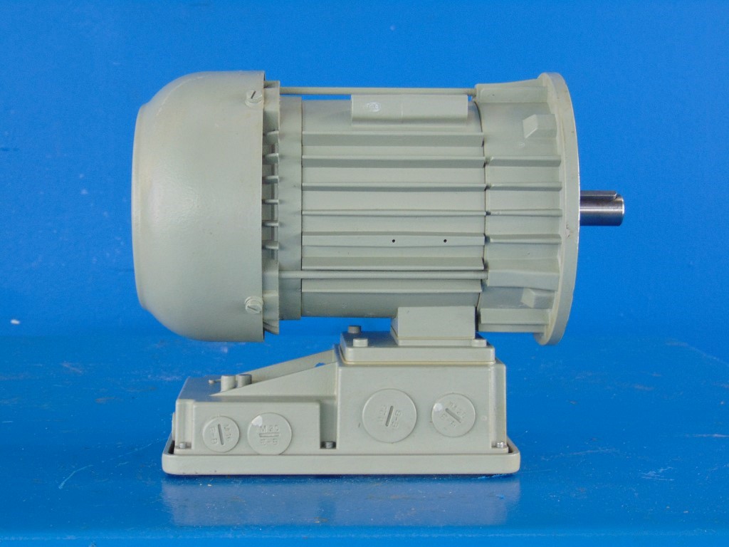  Lenze MDEMA-080-32D electric motor 1390-2510 Rpm 230-277/400-480V 1hp - 1.5hp