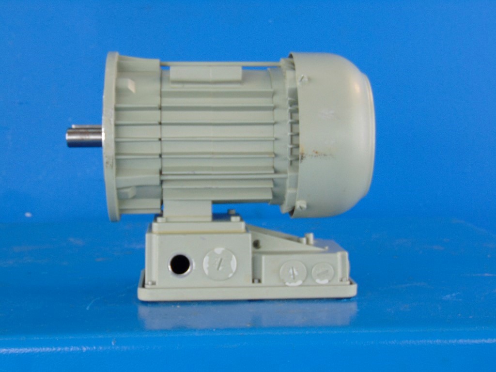  Lenze MDEMA-080-32D electric motor 1390-2510 Rpm 230-277/400-480V 1hp - 1.5hp