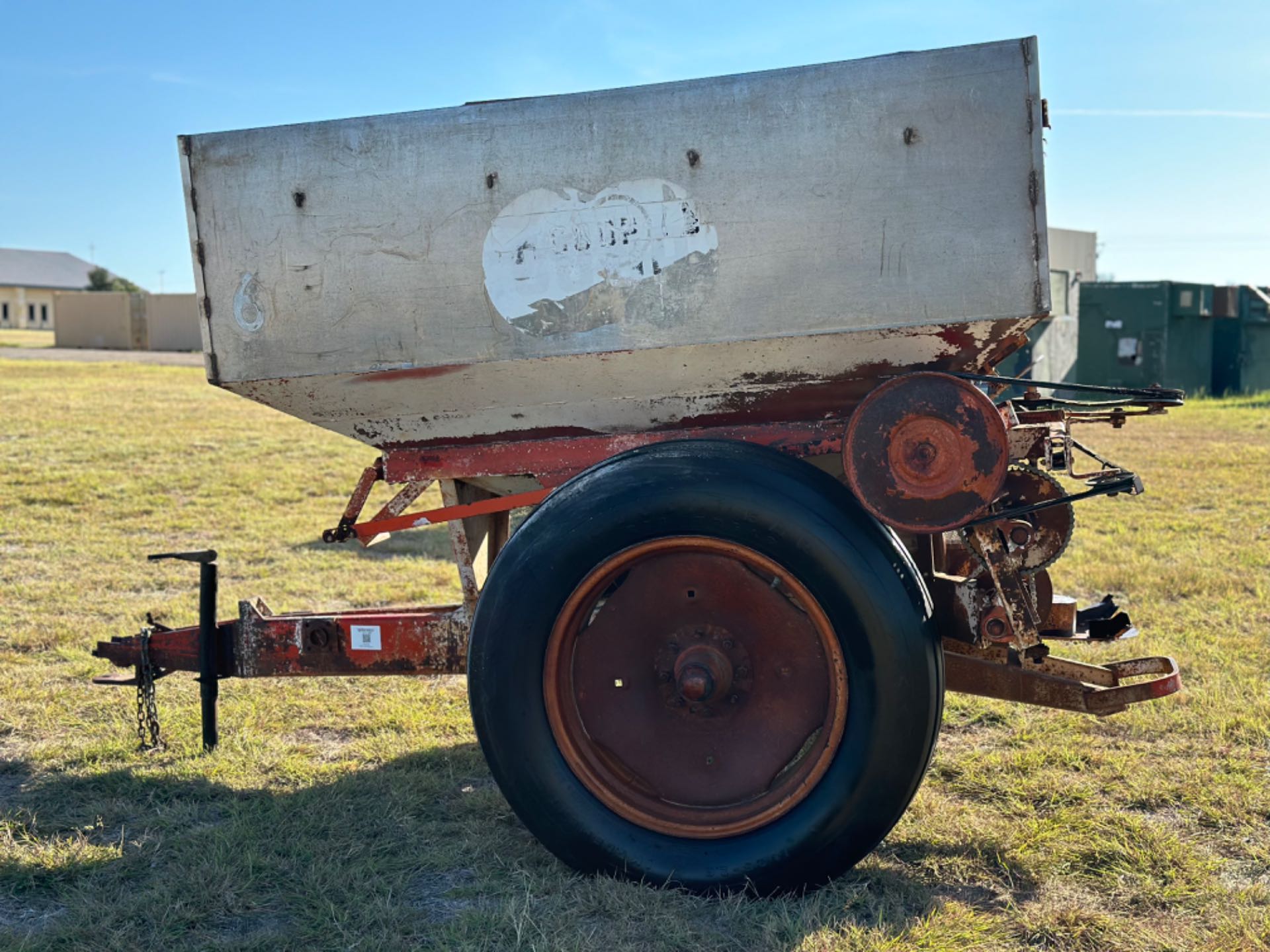 Hahn S-9000 4.5 Ton Fertilizer Spreader Buggy Pull type Ground Driven