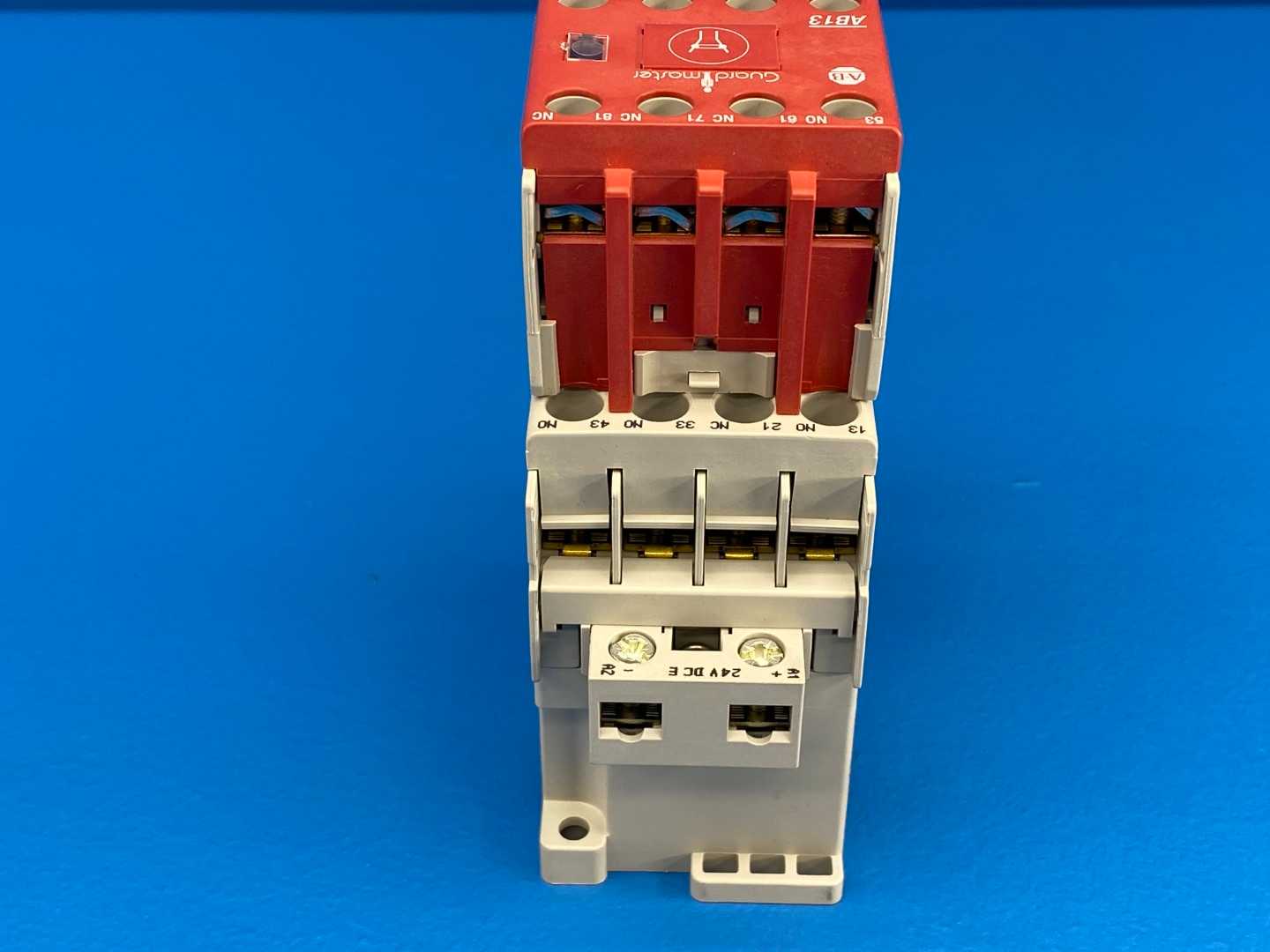 Allen-Bradley, 700S-CF440EJBC, Safety Control Relay.

